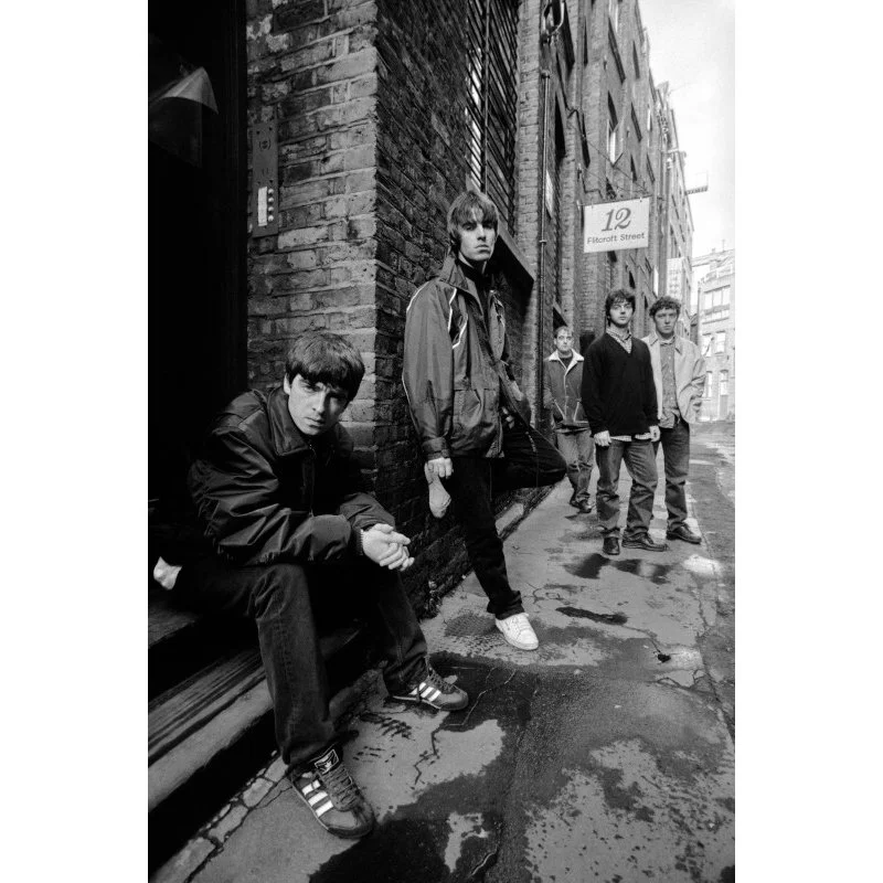 マンチェスター　写真集　Kevin Cummins Oasis Oasis in a London alleyway, 1994 — Limited Edition Print